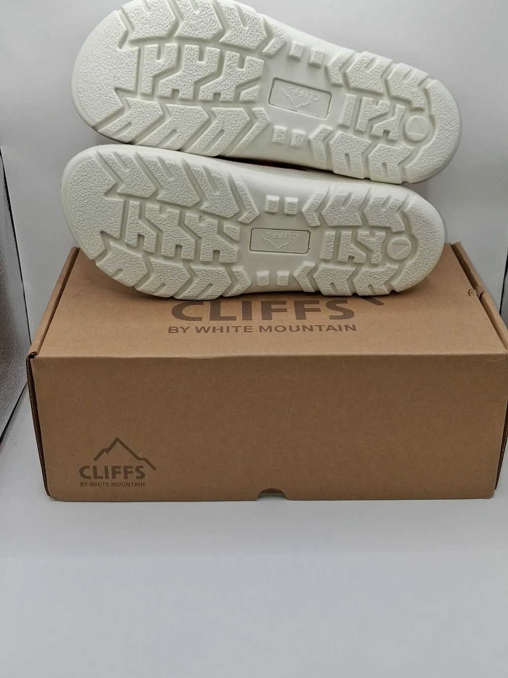 The White Mountain Bertina sandals in spice color, size 8, are a stylish slip-on